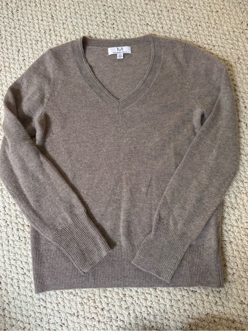 Magaschoni Women’s vneck Cachmere Sweater in Taupe